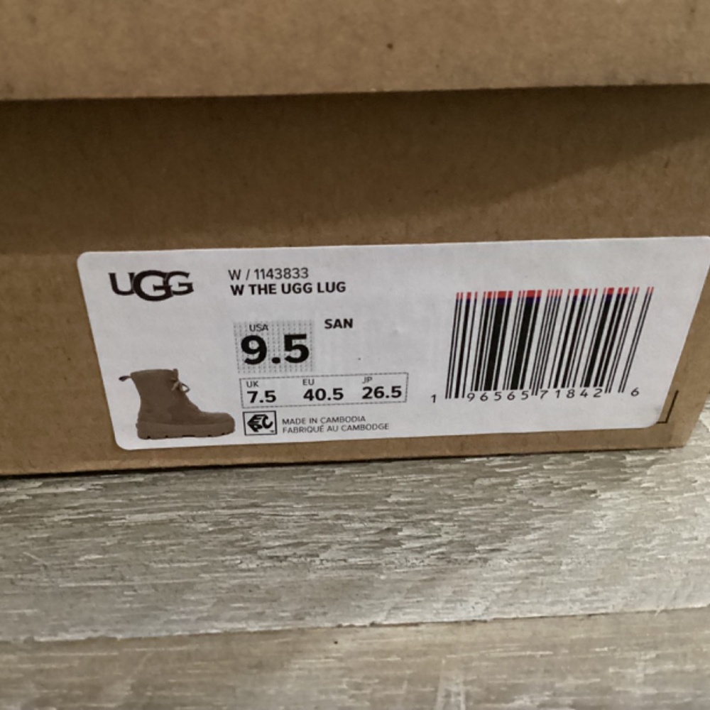 UGG® Women's The Ugg Lug Lace-Up Platform Boots, size 9.5 - Picture 2 of 9